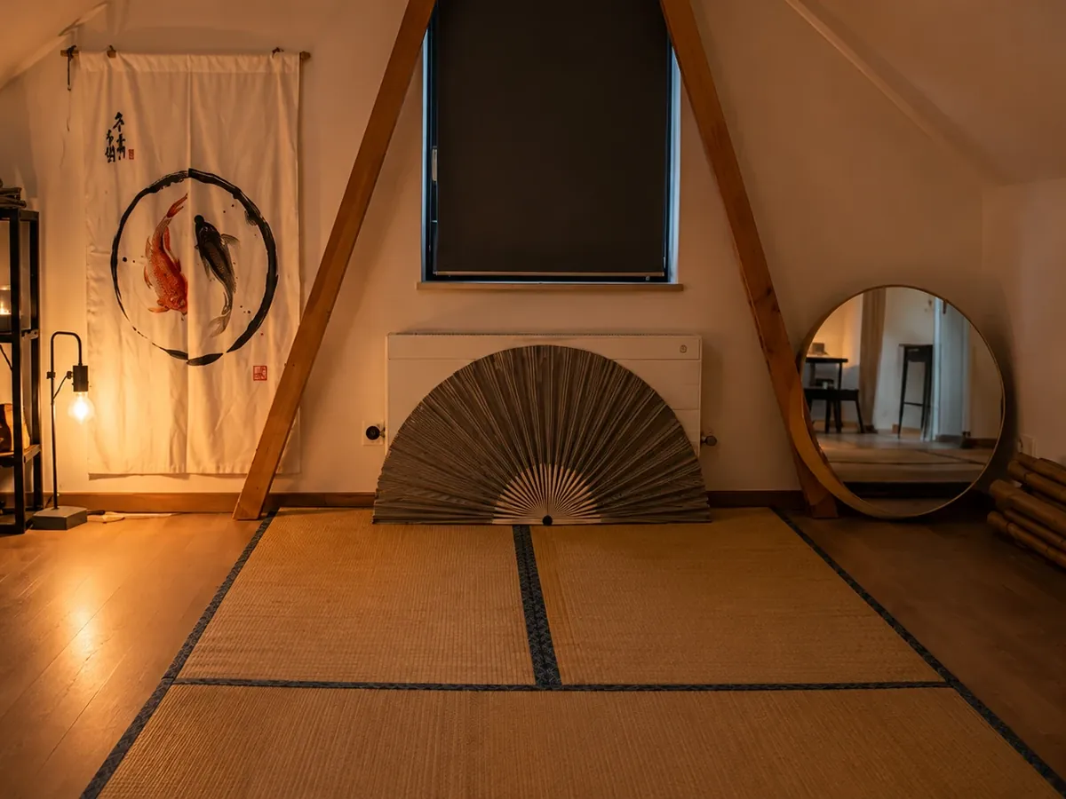 The Maison Tsuri Neko studio: tatami floor, a folding fan, a koi banner and rope hanging on the wall